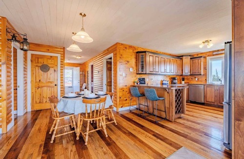 Brigus Junction Cabin | Junction Lookout Cottage 3BR, Hot Tub + Water View
