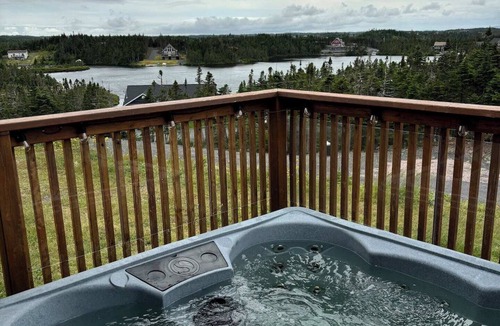 Brigus Junction Cabin | Junction Lookout Cottage 3BR, Hot Tub + Water View