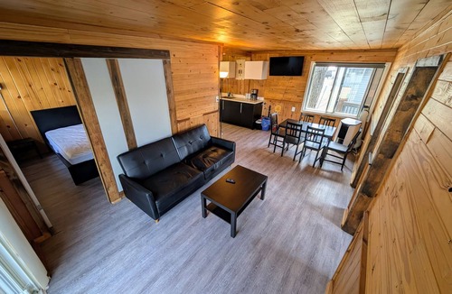 Algonquin Highlands Cottage | KAYAKS * CANOE * PADDLE BOARDS * WIFI * SATELLITE TV