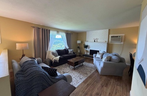 Black Mountain House | Kelowna Retreat with Mountain Views & Large Private Yard