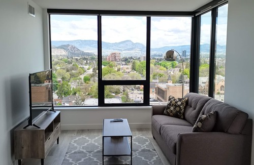 Kelowna Central Business District Apartment | Kelowna's Centre Apartment - 5 minutes walk to the beach