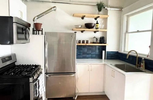 Marpole Apartment | *KING BED* Charming 2 bdrm above Cafe!