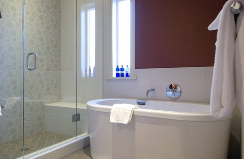 Shaughnessy Bed & Breakfast | King bed, en-suite bathroom w/separate tub/shower