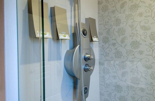 Shaughnessy Bed & Breakfast | King bed, en-suite bathroom w/separate tub/shower