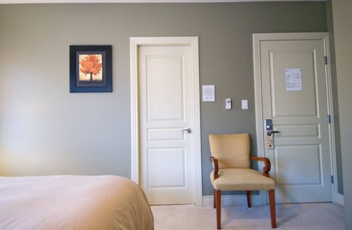 Shaughnessy Bed & Breakfast | King bed, ensuite bathroom with shower