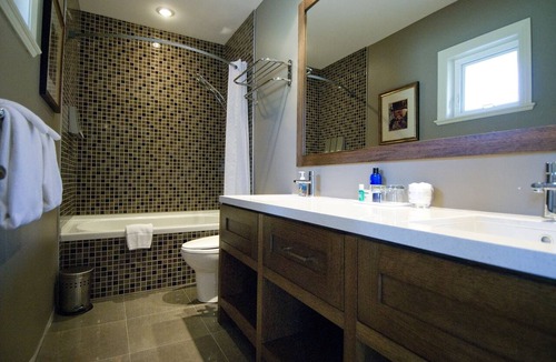 Shaughnessy Bed & Breakfast | King bed, ensuite bathroom with shower