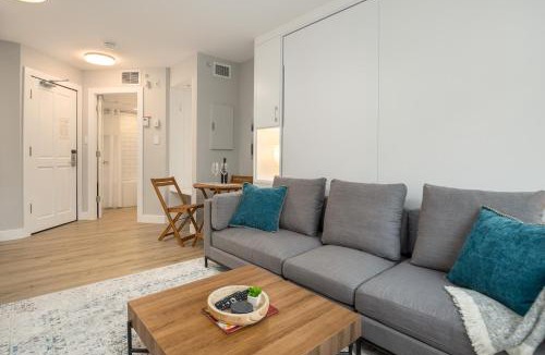 Village North Apartment | KING Bed STUDIO in the Village