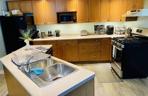 Goderich House | KingBed,Sleeps10+,SmrtTV,BBQ,Gym,FireTable,FullKitchen. All in walking distance.