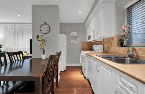 Upper Lonsdale House | Kings Cottage 2BR Suite – North Van