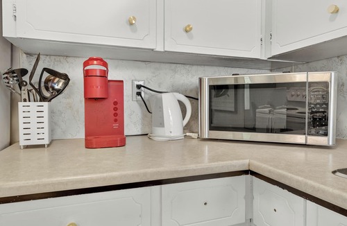 Kitsilano Apartment | Kitsilano 2 BDR Top Floor Retreat - SUNSETS + BEACH WALKS
