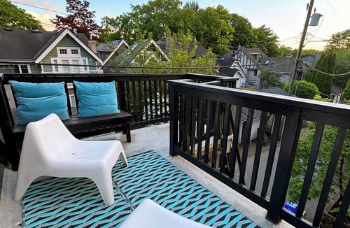 Kitsilano Apartment | Kitsilano 2 BDR Top Floor Retreat - SUNSETS + BEACH WALKS