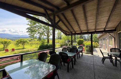 North Oyster Cabin | Kiwi Cove Lodge