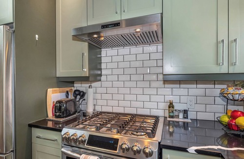 Saanich West Cottage | KNOCKAN HILL RENTALS - PRIVATE GARDEN SUITE