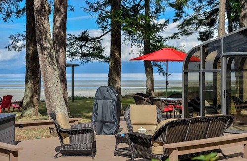Comox House | Kye Bay Beach House Oceanfront Retreat