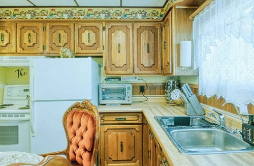 Niagara Falls House | L'Anciennce Indigo - Vintage Stay Hot Tub BBQ!
