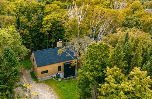 Saint-Faustin-Lac-Carre House | La Cardinal Rouge · Lac Superior Chalet w/Spa, Sauna & Games Room