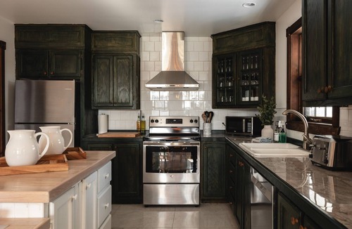 Lac-des-Seize-Iles Ski Chalet | La Libellule - Elegant Fully Equipped Family Retreat & Dog-Friendly
