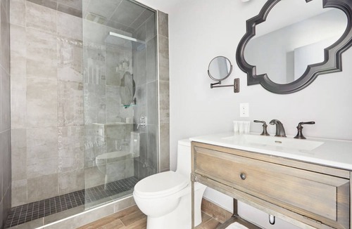Bay Cloverhill Apartment | La TUMU is a charming and unique boutique rooms located in downtown Toronto.