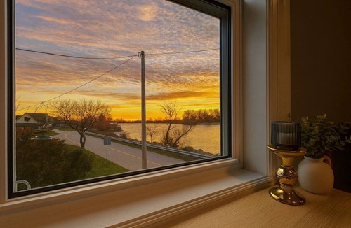 Dunnville Cottage | Lake Erie Waterfront Cottage | Hot Tub | Pet Friendly