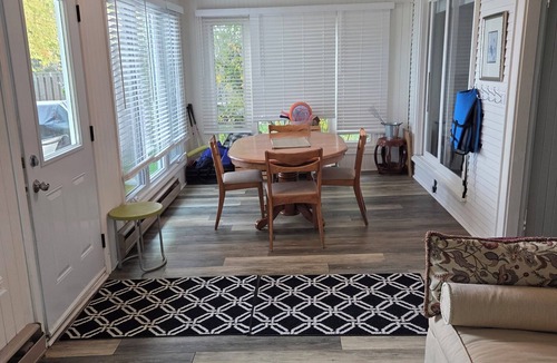 Innisfil Cottage | Lake front cottage with private dock 4 Bedroom 2 bathroom