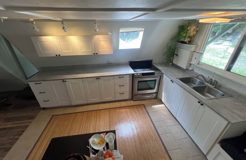 Selwyn Cottage | Lake Front Living- YEAR AROUND!- 4bdrms, Laundry, Large Balcony Big Waterviews