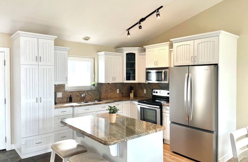 Sicamous House | Lake & Mountain View Retreat with Fire Table and 2 Balconies - Sleeps 6