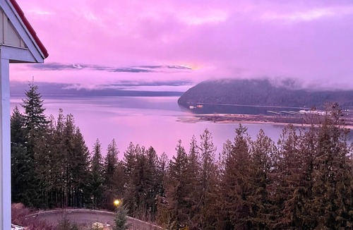 Sicamous House | Lake & Mountain View Retreat with Fire Table and 2 Balconies - Sleeps 6