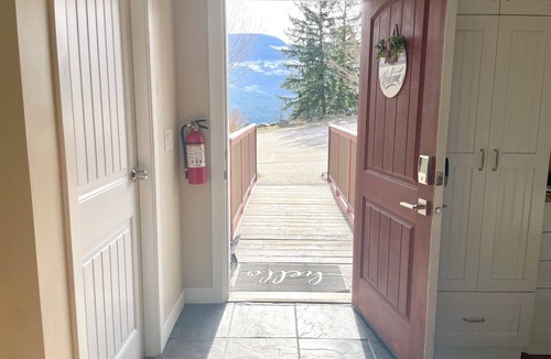 Sicamous House | Lake & Mountain View Retreat with Fire Table and 2 Balconies - Sleeps 6