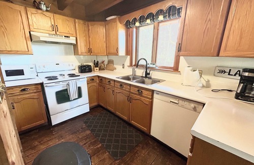 Bracebridge Cottage | Lake Muskoka Escape Family Cottage- McVittie Island relaxation with amenities