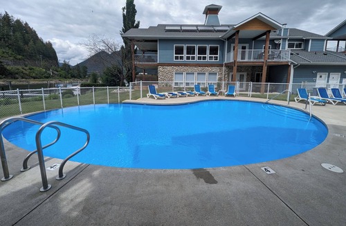 Sicamous Condo | Lake side 2-bedroom condo in Sicamous with WiFi, AC