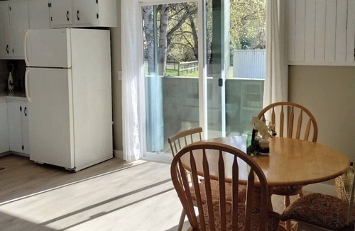 Salmo House | Lake view, Private farm, King bed, Salmo/Fruitvale