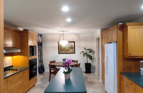 Historic Old Town House | Lake & Vine Collection | Grand Bungalow Retreat l3 Ensuites|4 Kings|Games & Deck