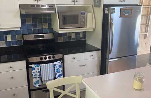 Dunnville Cottage | Lakefront 2bedroom cottage with loft! Right on Lake Erie! Private beach!