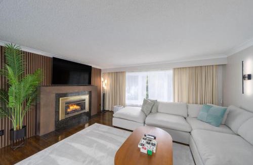 Oro Station House | Lakefront 4BR plus Den Retreat with Swim Spa Sauna & Games