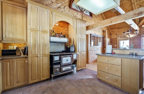 Fenelon Falls Cottage | Lakefront 5BR Log Retreat | AC | Hot Tub | Dock