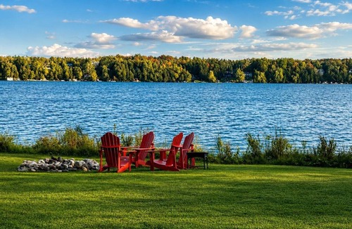 Fenelon Falls Cottage | Lakefront 5BR Log Retreat | AC | Hot Tub | Dock