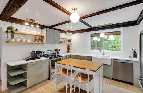 Val-des-Monts Cottage | Lakefront Cottage with Huge Yard & Sunroom - 35min From Ottawa