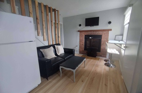 Wellington Cottage | LAKEFRONT COTTAGE #2 - Less than 30 minutes to Sandbanks - LAKE CONSECON RESORT