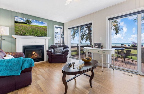 Dunnville Cottage | Lakefront Cottage on Private Beach