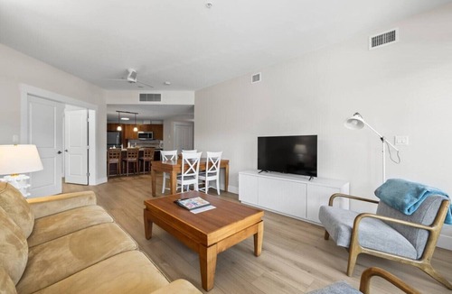 Westbank Apartment | Lakefront Resort Condo with Pool
