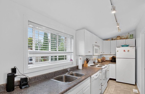 Innisfil House | Lakefront Sandy and Private Beach Paradise, Minutes to Friday Harbour
