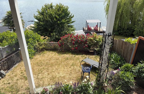 Langford Apartment | Lakefront Suite on Langford Lake – Private Wharf, Kayaks, Family Fun.