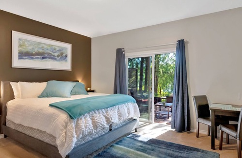 Langford House | Lakefront/water activities/private/wifi/high cleaning standards/peaceful