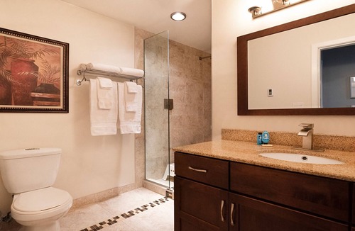 Langford House | Lakefront/water activities/private/wifi/high cleaning standards/peaceful