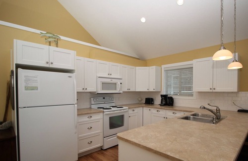 Central Okanagan Cottage | Lakeside cottage along La Casa Cottage Resort