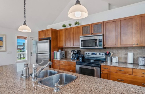 Central Okanagan Cottage | Lakeside cottage along La Casa Cottage Resort
