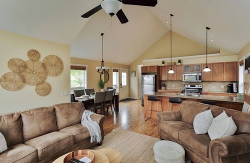 Central Okanagan House | Lakeside Den Pet + Family Friendly with Golf Cart