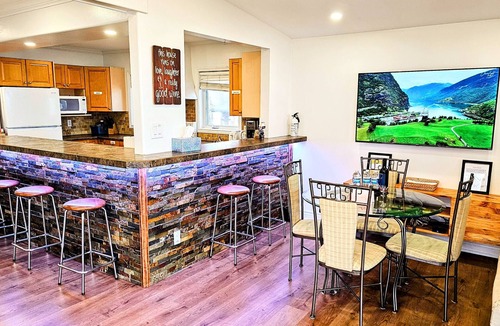 Bowmanville Cottage | Lakeside Dreams: Retreat with Stunning Views, private Beach Access