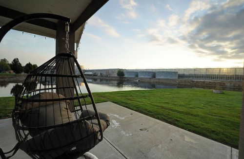 West Abbotsford House | Lakeside Home: Sleeps 23/HotTub/Game Room/Theatre/Espresso/Private Lake