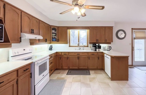 Bayfield Cottage | Lakeside Layover, King Bed, Sauna!